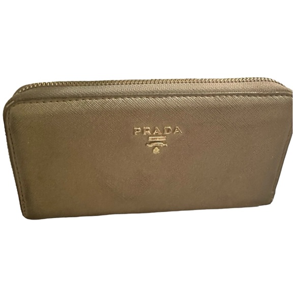 Prada Safianno wallet with 3 compartments. GUC - Picture 1 of 10